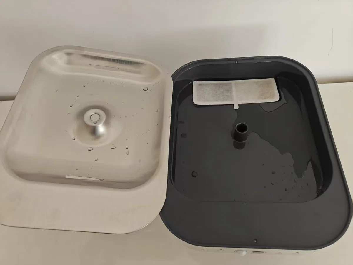 Fuente inalámbrica para gatos, 2,5 L, batería de 5000 mAh, detector de movimiento, para perros y gatos, con bandeja de acero inoxidable, color gris oscuro y plateado