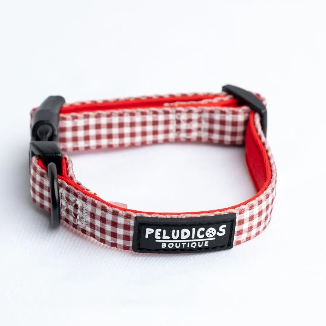Pack XS Granate Paseo para Perro – Arnés, Collar, Correa y Portabolsas de Neopreno – Diseño Vichy – Pack Completo Accesorios para Perros