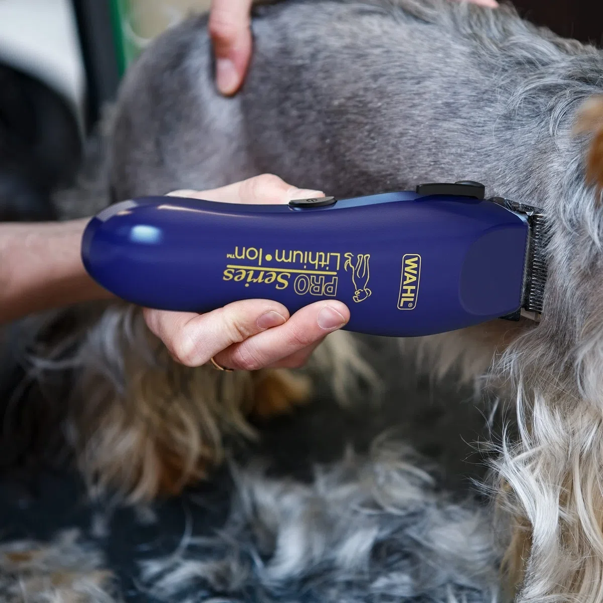 WAHL Dog Clippers, Pro Series - Kit de Aseo para Perros de Litio con Capa Completa para Cortar Perros, cortauñas sin Hilos de bajo Ruido