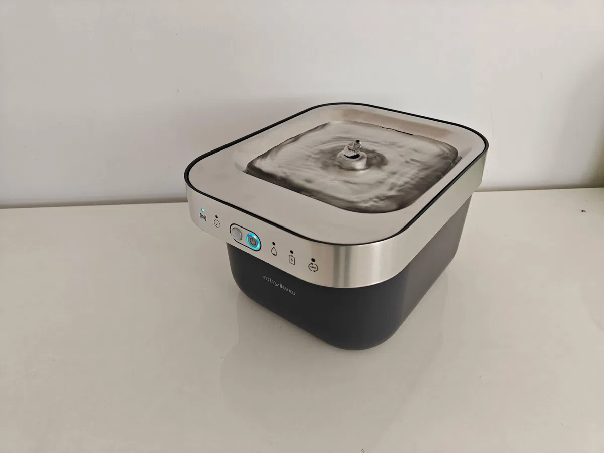 Fuente inalámbrica para gatos, 2,5 L, batería de 5000 mAh, detector de movimiento, para perros y gatos, con bandeja de acero inoxidable, color gris oscuro y plateado