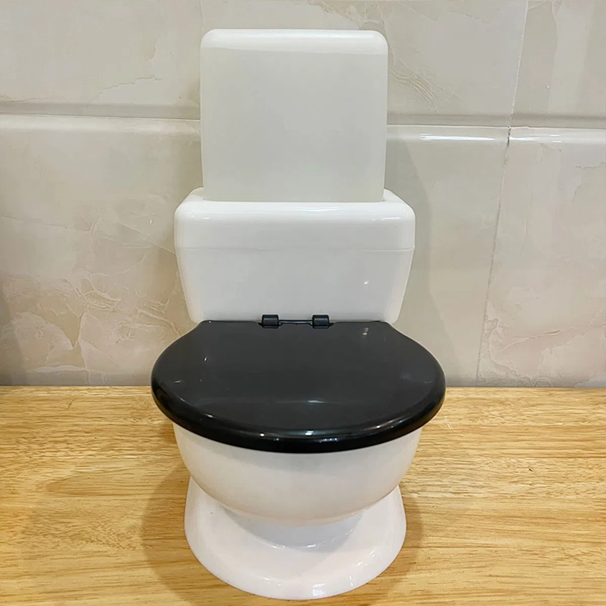Fuente de Agua para Gatos Forma de Inodoro Divertida Bebedero automático para Mascotas Dispensador de Agua silencioso Alimentado por Gravedad 650 ml Sin Filtro para Gatos Bebedero Dispensador