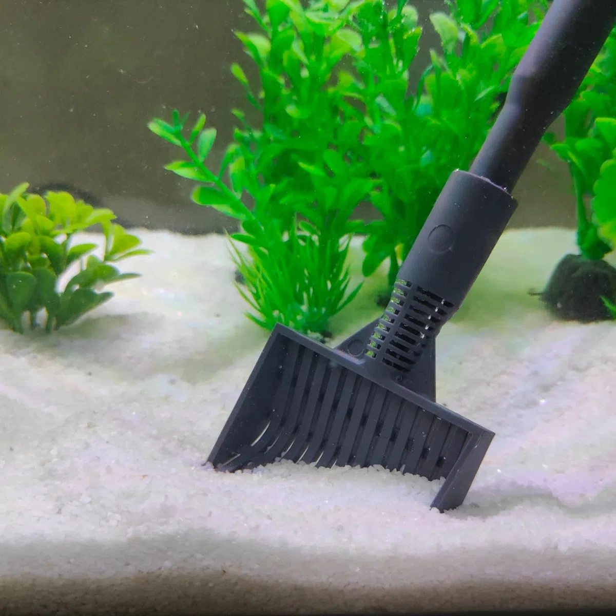 AQUANEAT Herramientas de limpieza de peceras, herramientas de limpieza de acuarios 6 en 1, incluyendo raspador de algas, almohadilla de esponja, red de peces, rastrillo de grava y cepillo de limpieza