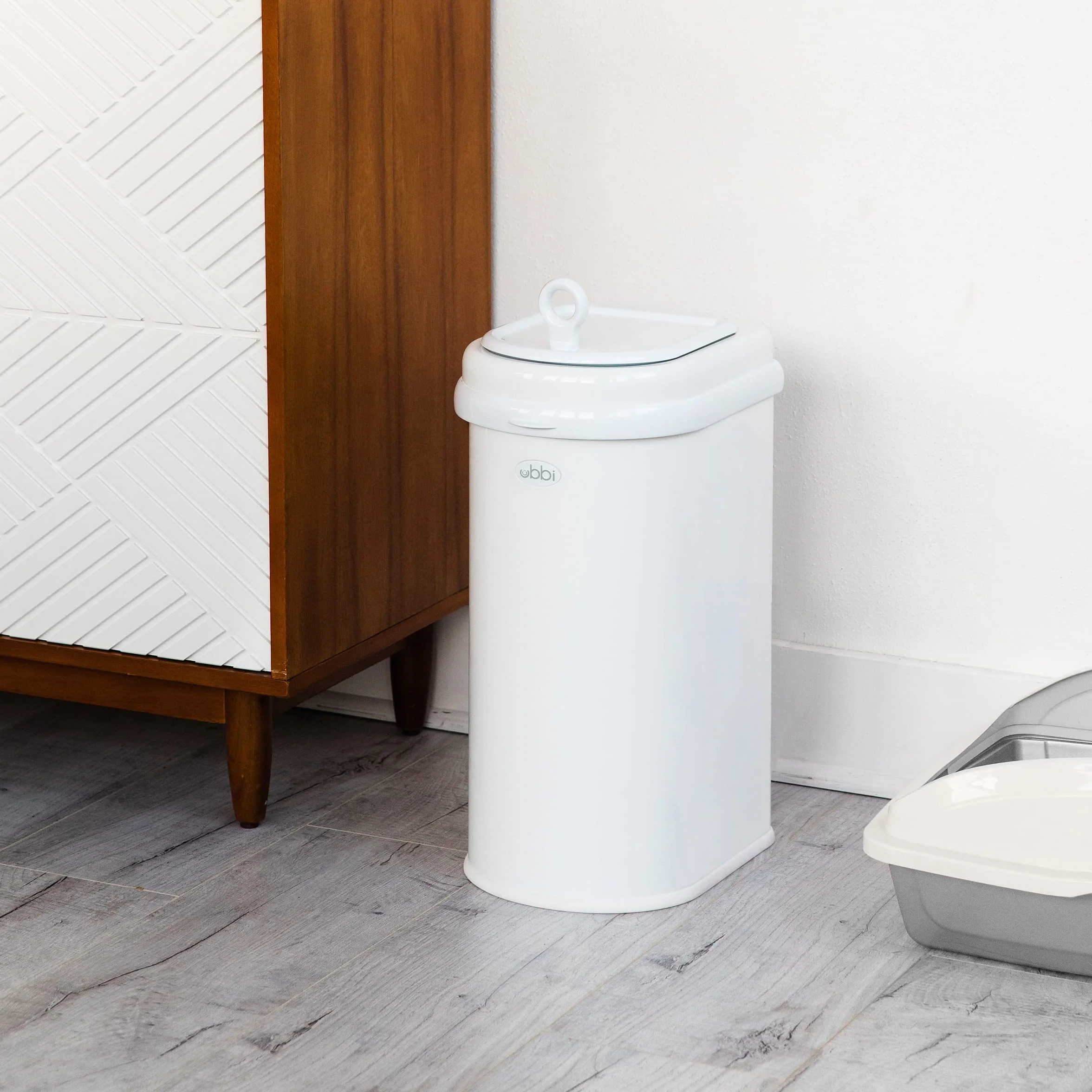 Ubbi Cubo de residuos para mascotas, sistema de eliminación de arena para gatos, bloqueo de olores, color blanco