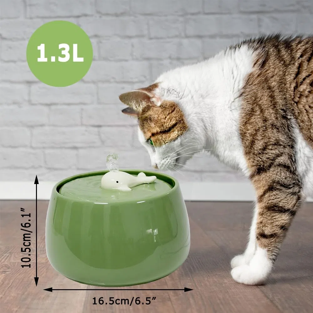 Fuente de agua de cerámica para gatos, 45 onzas/1.3 litros, dispensador automático de agua potable para gatos de interior con bonito diseño, filtro de carbón activado, perfecto para gatos y perros