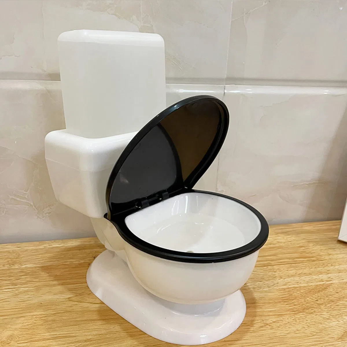 Fuente de Agua para Gatos Forma de Inodoro Divertida Bebedero automático para Mascotas Dispensador de Agua silencioso Alimentado por Gravedad 650 ml Sin Filtro para Gatos Bebedero Dispensador