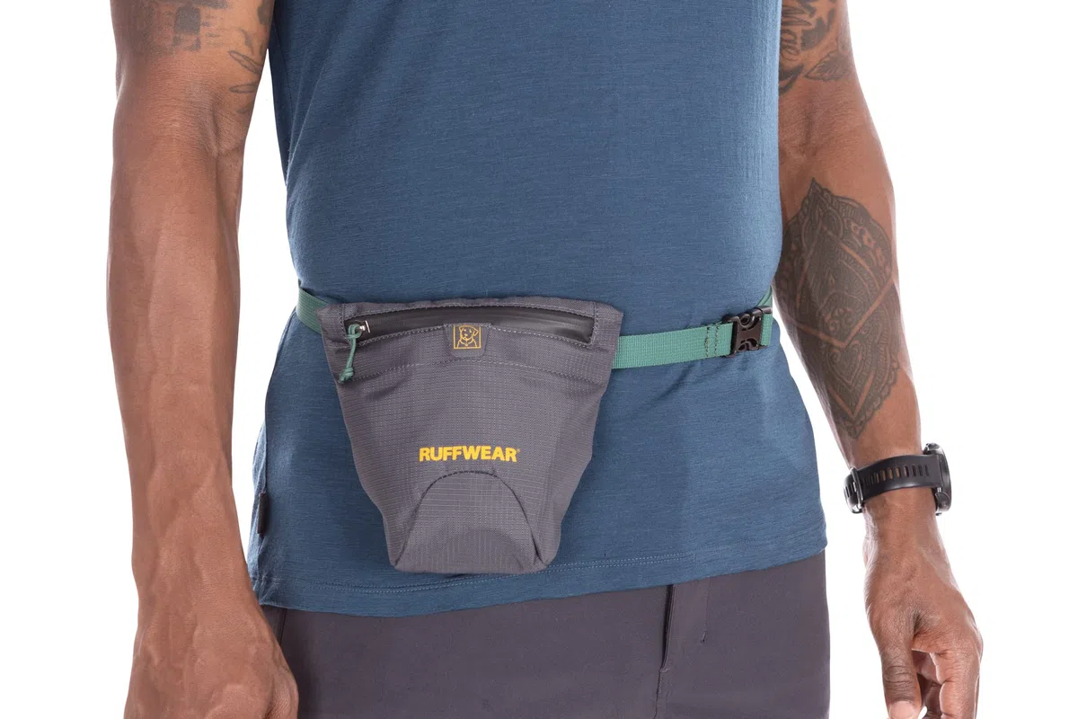 RUFFWEAR Bolsa de Paseo para Perro, dispensador de Rollo de Bolsas de Caca de Perro, Colsa de Tela para excrementos de Perro con Cremallera, pequeña y Ligera, Impermeable, Basalt Gray, Large