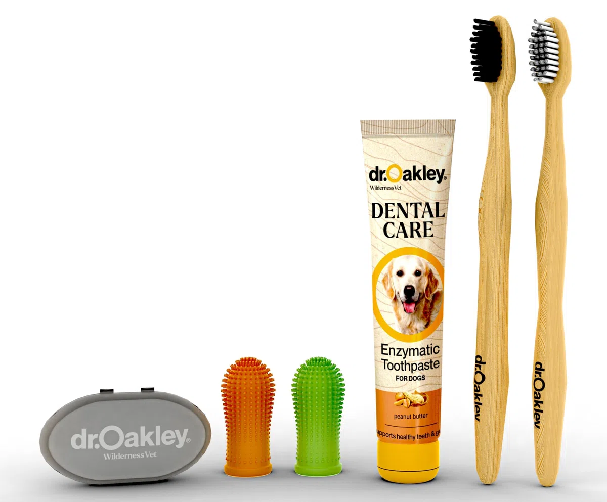Dr. Oakley Total Dental Care Kit para perros: Sabor a mantequilla de maní, pasta de dientes, cepillos y estuche, natural