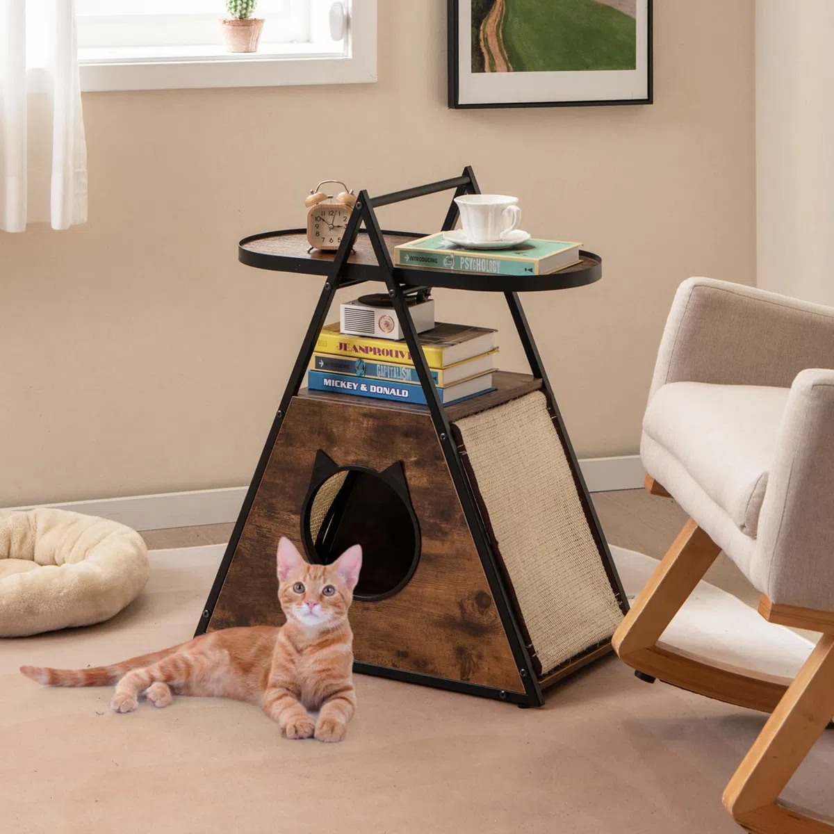 GYMAX Mesa Lateral para Gatos, Casa Oculta para Gatos 2 en 1 con Mesa de Noche, Cueva de Gato Triangular con Estante Abierto, Alfombrillas de Rascar de Sisal, Mueble para Gatos para Dormitorio y Salón
