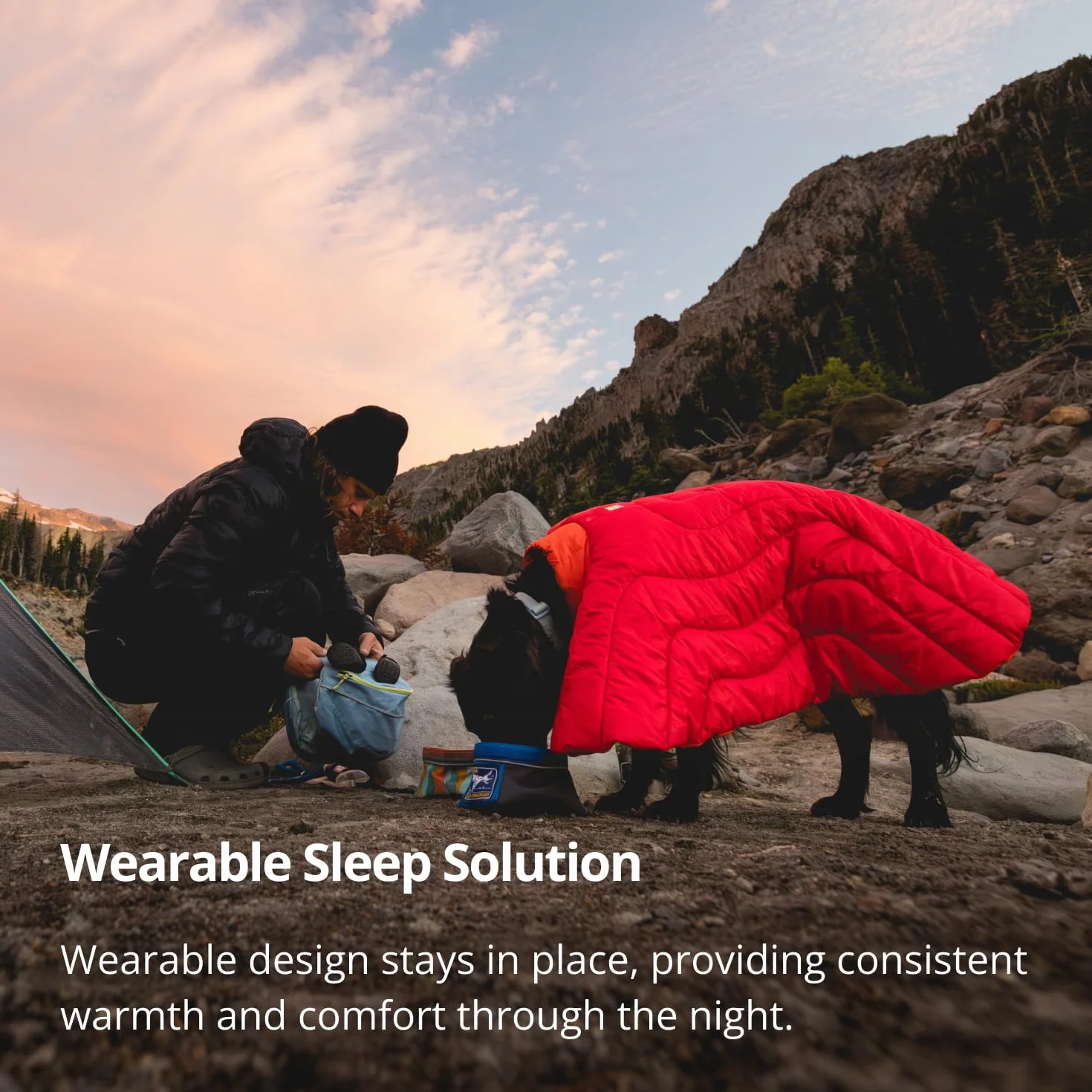 RUFFWEAR Palisades - Poncho de dormir, saco de dormir para perro, abrigo para perro grande/XL, chaqueta ligera para mascotas para acampar e invierno, grosella roja, talla L/XL