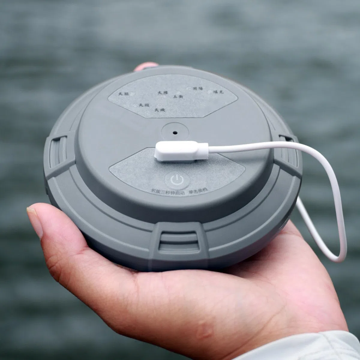 Diseño compacto de 11,5 cm, ideal para viajes y uso doméstico, burbujeador eficaz para acuarios delgados