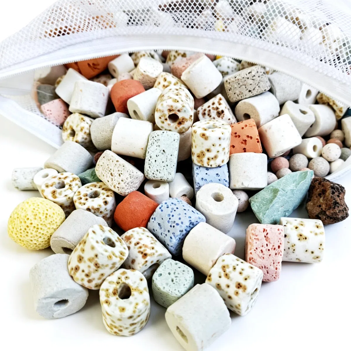 Juego de filtros de acuario 12 en 1, mezcla con anillos de cerámica, bolas biológicas y medios porosos, 5.5 lbs / 2500 g con bolsa de malla para peceras de agua dulce/salada, estanques y